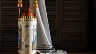 מהי ההלכה לגבי החזרת ספר התורה למקום שלו?
