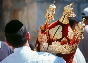 כיצד יש לנהוג עם ספרי התורה במהלך ההקפות? הרב אברהם ישעיהו בן חמו משיב על השאלה