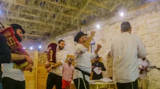 מהן ההלכות בנוגע לכבוד ספר התורה בזמן הריקודים?