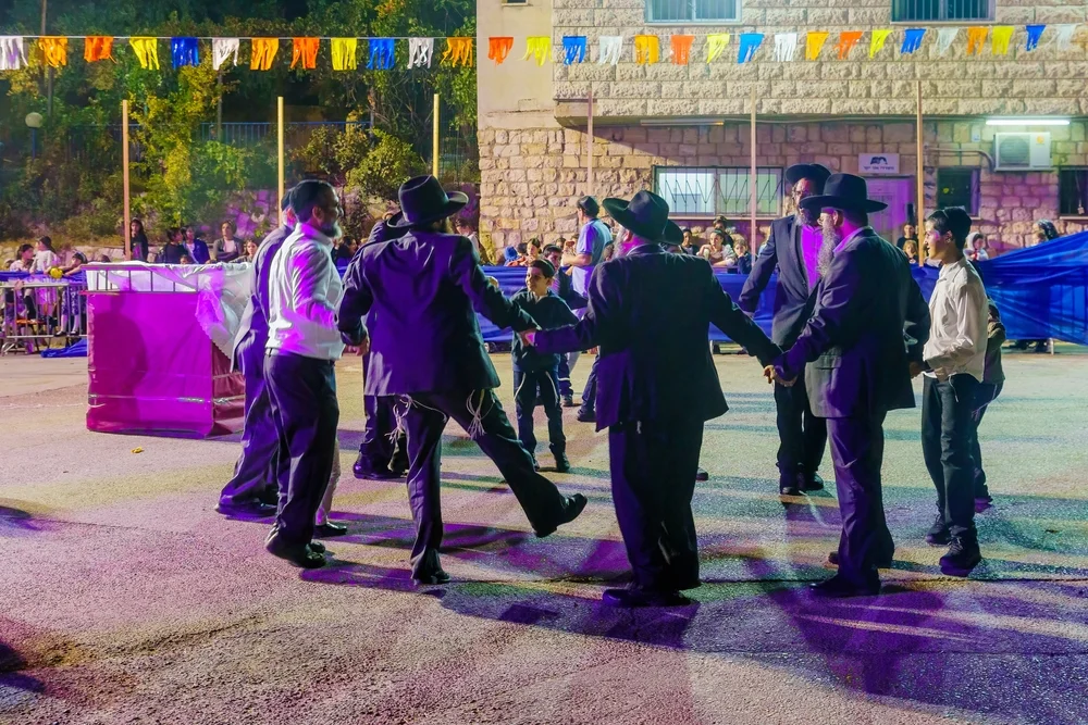 האם מותר לערוך הקפות בשבת?  הרב אברהם ישעיהו בן חמו משיב על השאלה