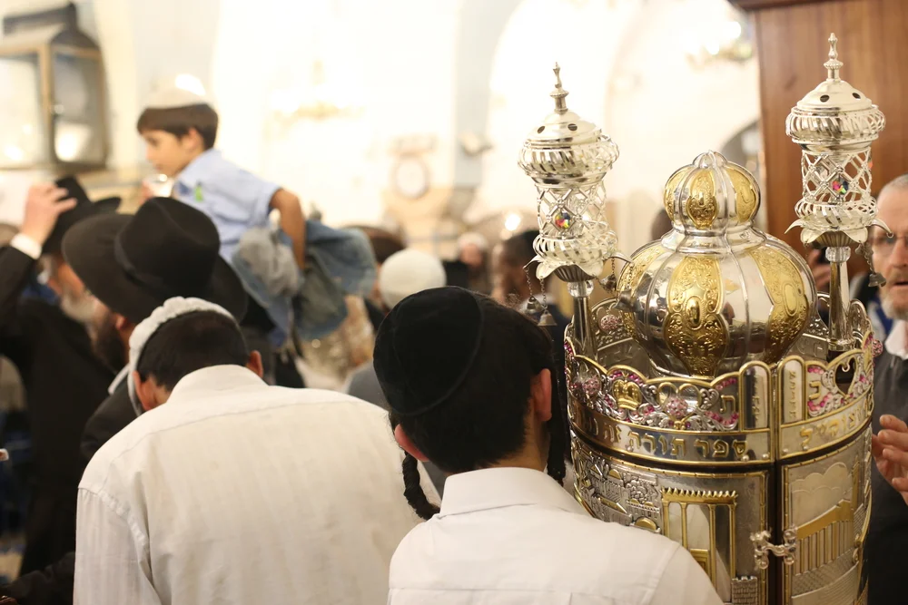 כיצד יש לנהוג בשמחת תורה בעקבות השביעי באוקטובר? הרב אברהם ישעיהו בן חמו  משיב על השאלה 