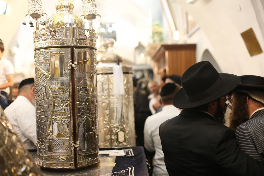 מהן ההבחנות בין מנהגי האשכנזים לספרדים בשמחת תורה?  הרב אברהם ישעיהו בן חמו משיב על השאלה