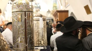 מהן ההבחנות בין מנהגי האשכנזים לספרדים בשמחת תורה?