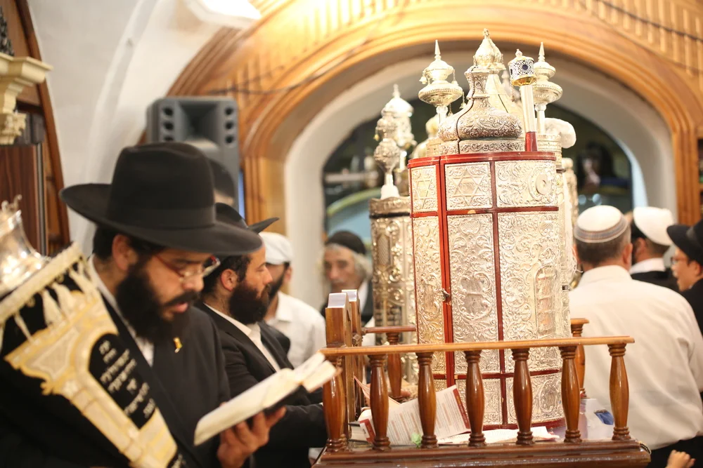 האם יש מצוות מיוחדות לשמחת תורה? הרב אברהם ישעיהו בן חמו משיב על השאלה