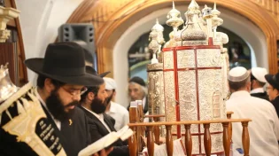 האם יש מצוות מיוחדות לשמחת תורה?