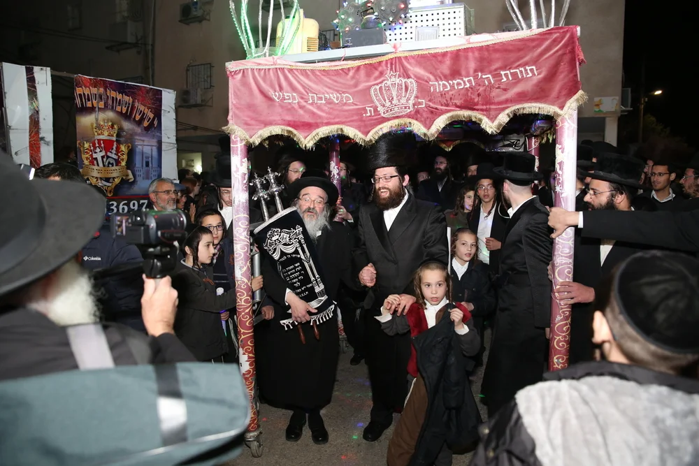 האם יש דינים מיוחדים או מנהגים לילדים בזמן החג?  הרב אברהם ישעיהו בן חמו משיב על השאלה 