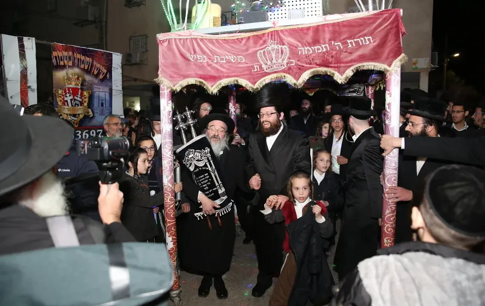 האם יש דינים מיוחדים או מנהגים לילדים בזמן החג? הרב אברהם ישעיהו בן חמו משיב על השאלה האם יש דינים מיוחדים או מנהגים לילדים בזמן החג? הרב אברהם ישעיהו בן חמו משיב על השאלה