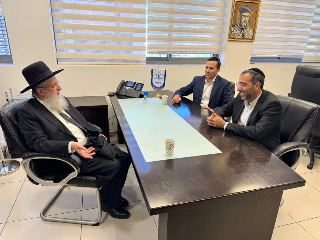 אחרי עשור ברדיו קול חי: איתי גדסי עובר ללשכת מרן