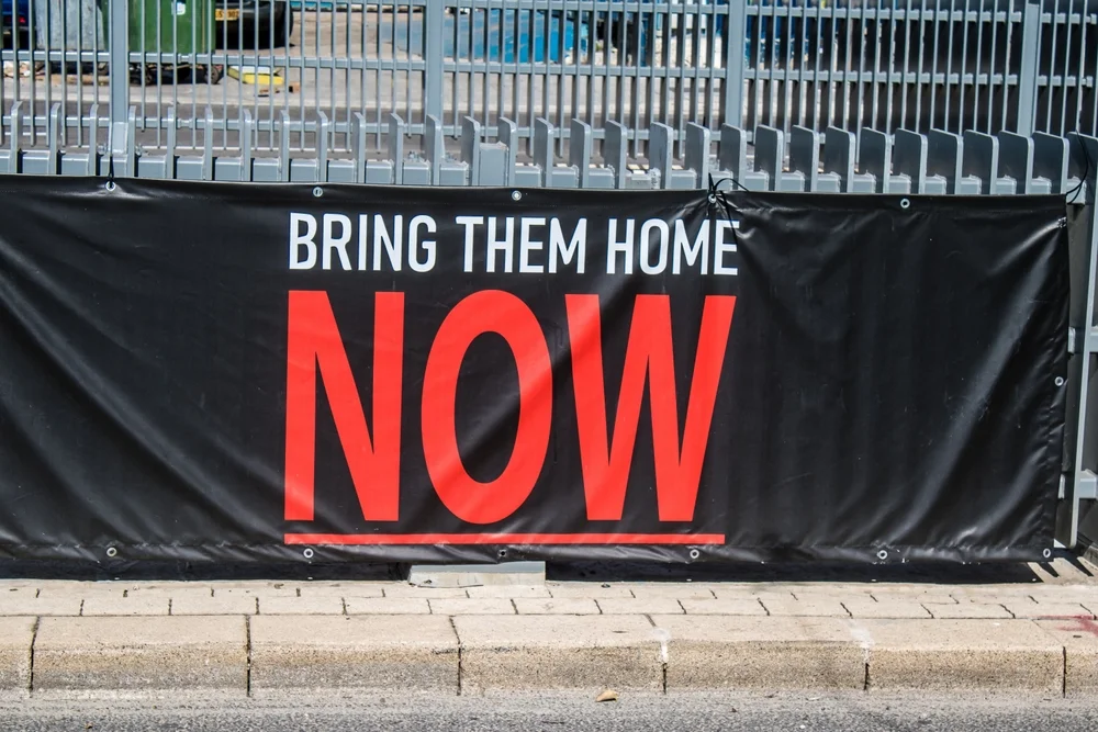 קדושת השבת מאירה גם בחשכת השבי: סיפורה של החטופה קדושת השבת מאירה גם בחשכת השבי: סיפורה של החטופה