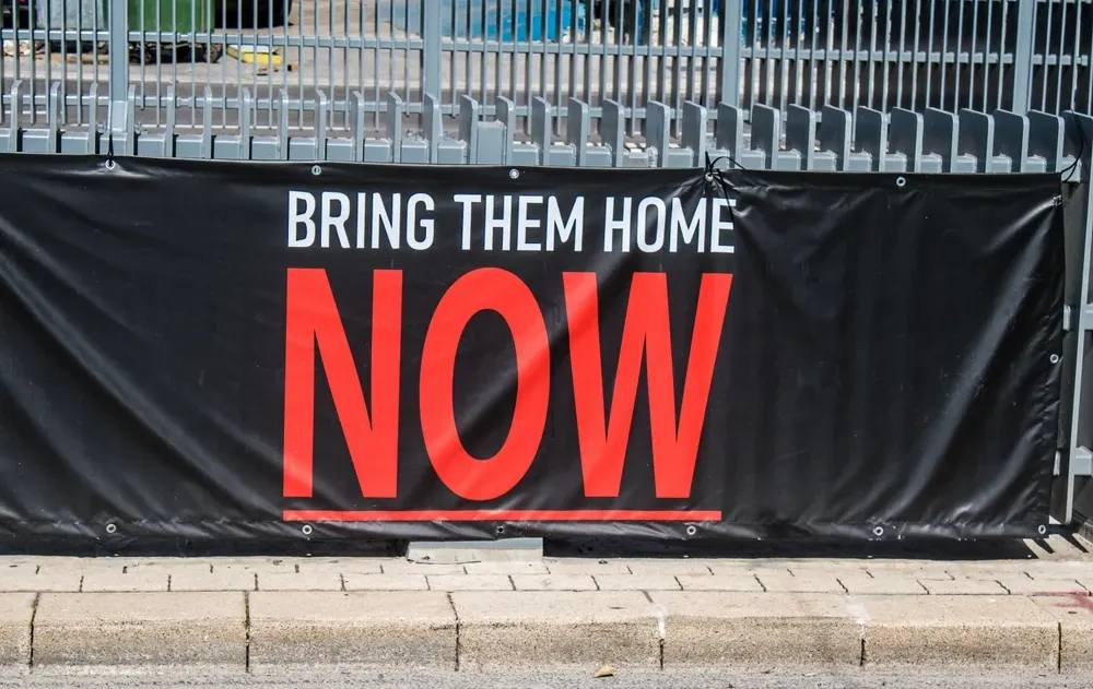 קדושת השבת מאירה גם בחשכת השבי: סיפורה של החטופה