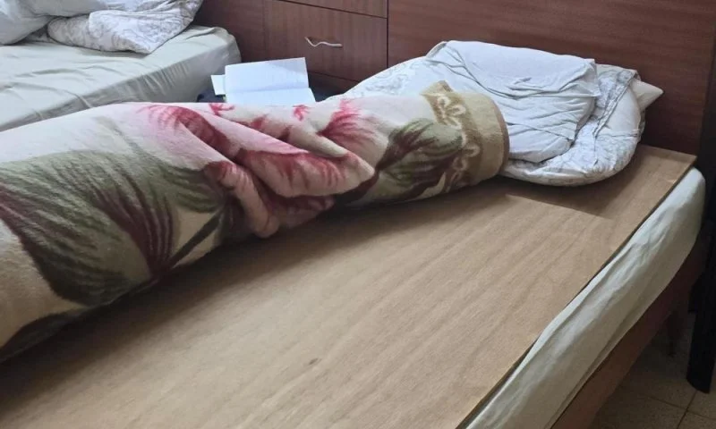 ישן על קרש: חתנו של הרב קנייבסקי בהזדהות עם החטופים ישן על קרש: חתנו של הרב קנייבסקי בהזדהות עם החטופים