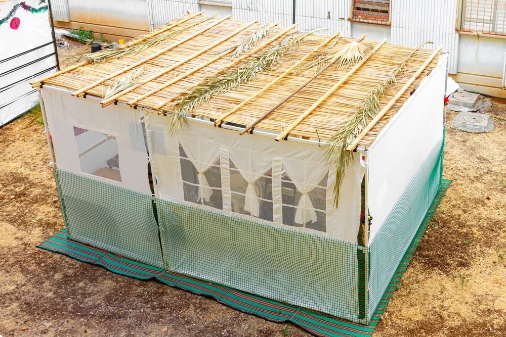 מהו מנהג הכנה לסיום חג הסוכות ביום זה?