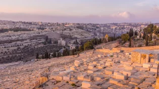 ישר לאחר פטירת הרבנית: מגיע יהודי הגיע לבקש ברכה מהרב אוירבך