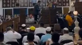 בצל המתיחות: מאות השתתפו בסליחות בטהראן&nbsp;
