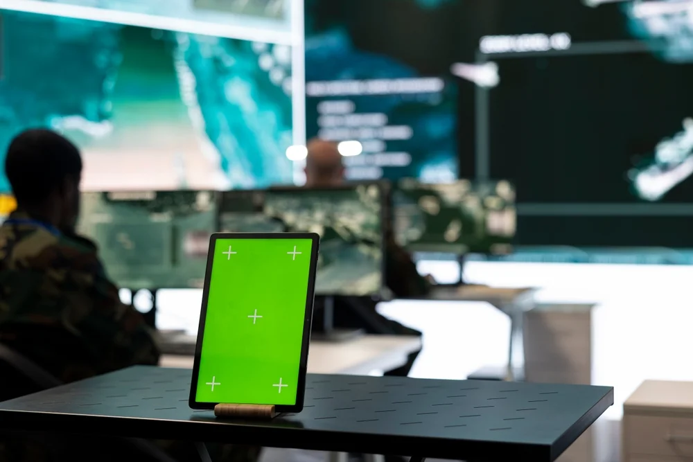 תושב עזה בשיחה עם נציג יחידה באמ״ן 