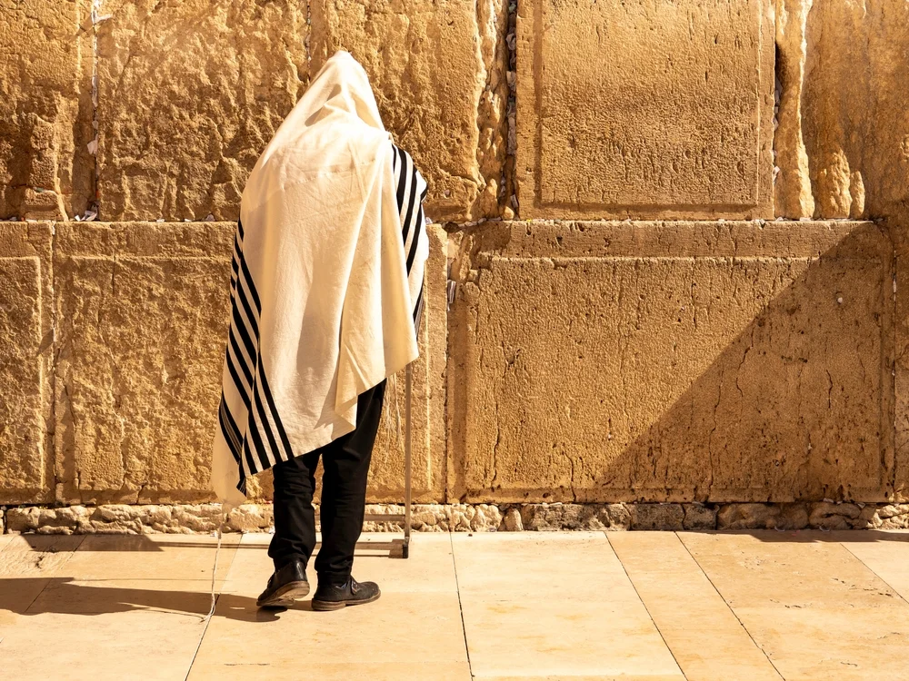 מה הקשר בין תפילת מוסף לקרבנות שהוקרבו בביהמ״ק? הרב אברהם ישעיהו בן חמו משיב על השאלה 