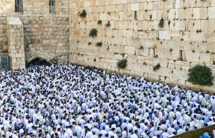 מתי התחילו להתפלל תפילת מוסף? הרב אברהם ישעיהו בן חמו משיב על השאלה 