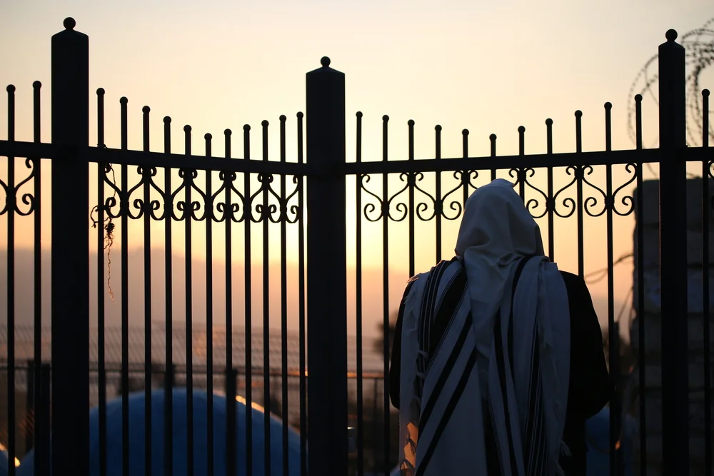 מתי חובת תפילת מוסף פוקעת במהלך היום? הרב אברהם ישעיהו בן חמו משיב על השאלה 