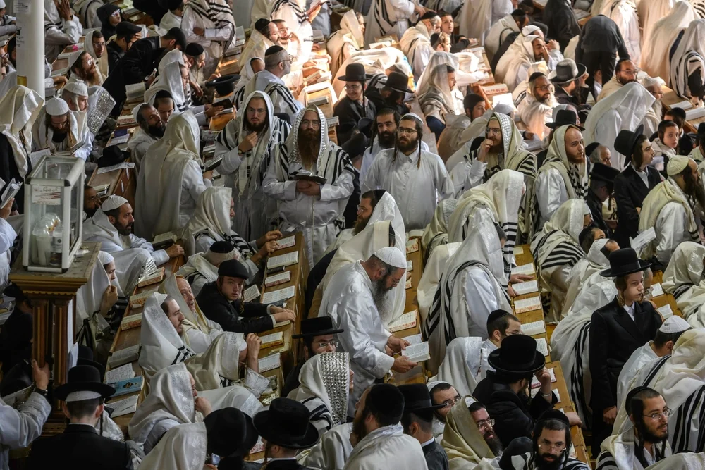 מהו מקור המנהג להוסיף פיוטים בתפילת מוסף של חגים? הרב אברהם ישעיהו בן חמו משיב על השאלה 