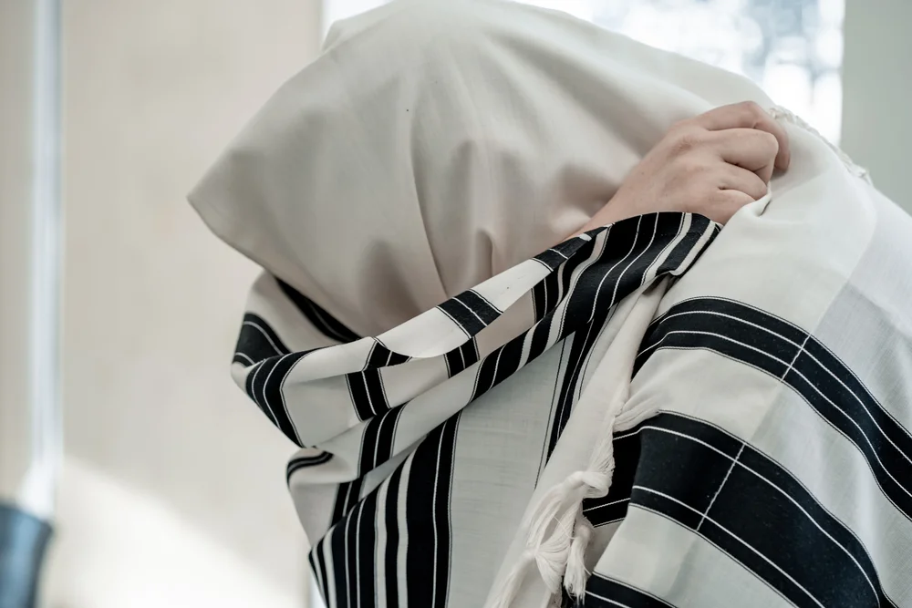 מהו הקשר בין תפילת מוסף לקרבנות הציבור שהוקרבו במועדים?  הרב אברהם ישעיהו בן חמו משיב על השאלה