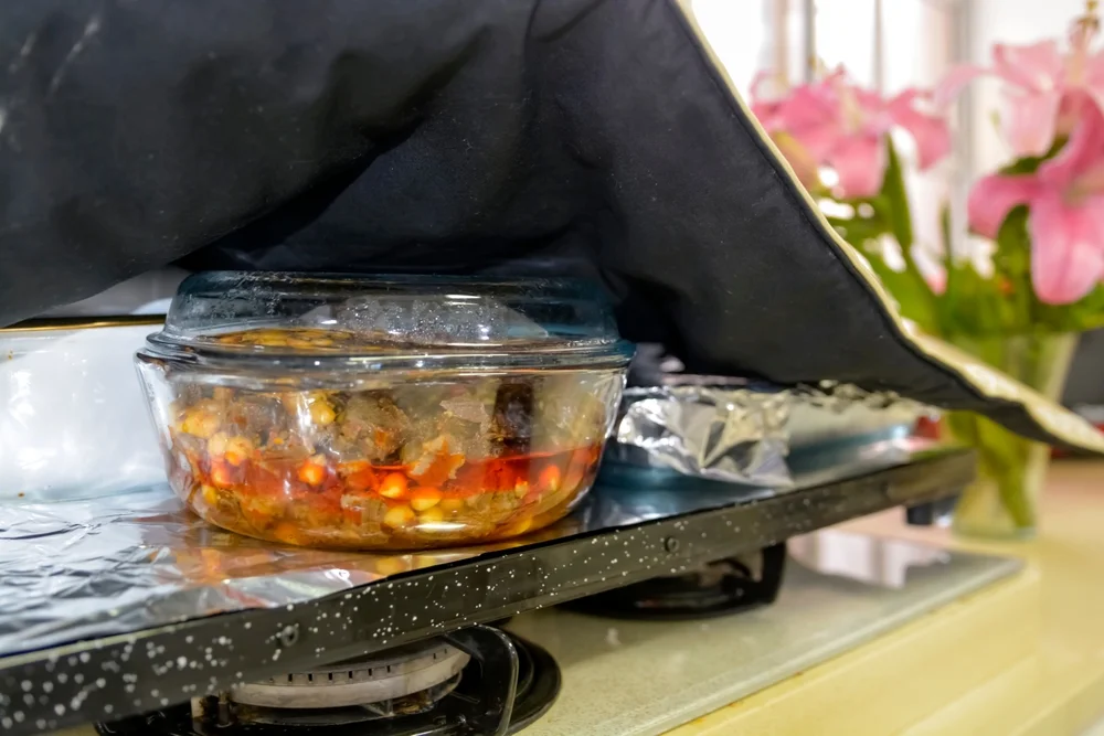 האם מותר להניח על הפלטה מאכלים חצי-מבושלים בשבת? הרב עזרא שקלים משיב על השאלה האם מותר להניח על הפלטה מאכלים חצי-מבושלים בשבת? הרב עזרא שקלים משיב על השאלה