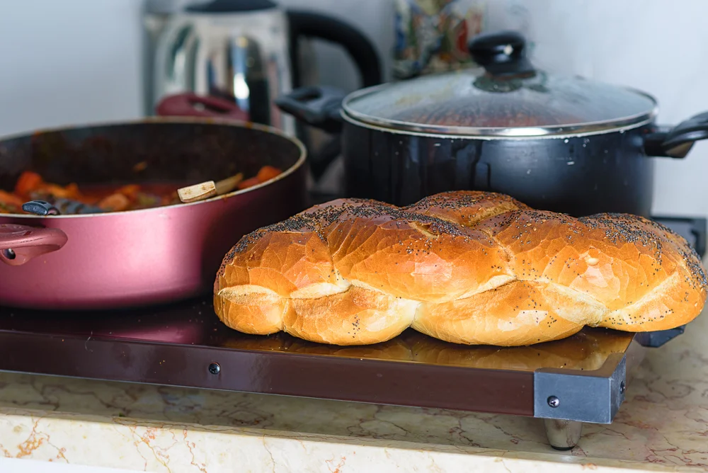 האם מותר לנקות את הפלטה בשבת? הרב עזרא שקלים משיב על השאלה 