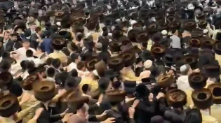 ושמחת בחגך: אלפים בריקוד המסורתי במאה שערים