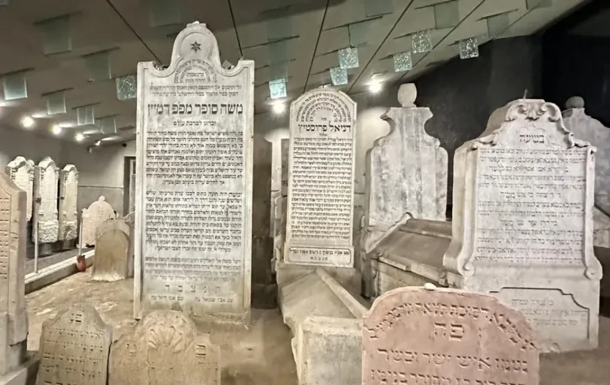 225 שנים לפטירת מרן החתם סופר זצ"ל: מנהיג, פוסק ומחנך 225 שנים לפטירת מרן החתם סופר זצ"ל: מנהיג, פוסק ומחנך