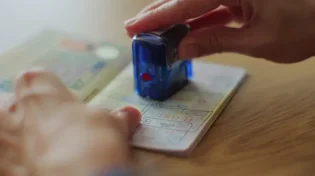 האם יש צורך באישור רבני לפני המעבר לחו"ל?