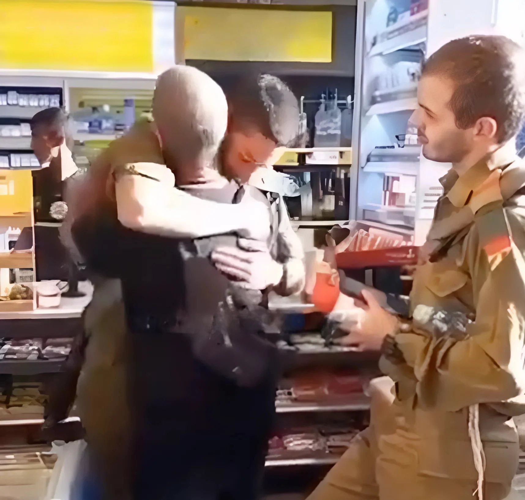 האב השכול שי ארווס בהפתעה ללוחמים 