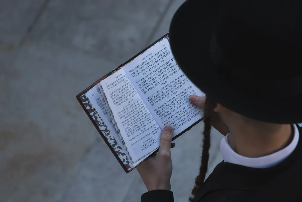 האם ניתן לדחות תפילה במקרה של עיכוב?  הרב אברהם ישעיהו בן חמו  משיב על השאלה