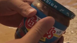 איך פותחים צנצנת זכוכית עקשנית שלא נפתחת?