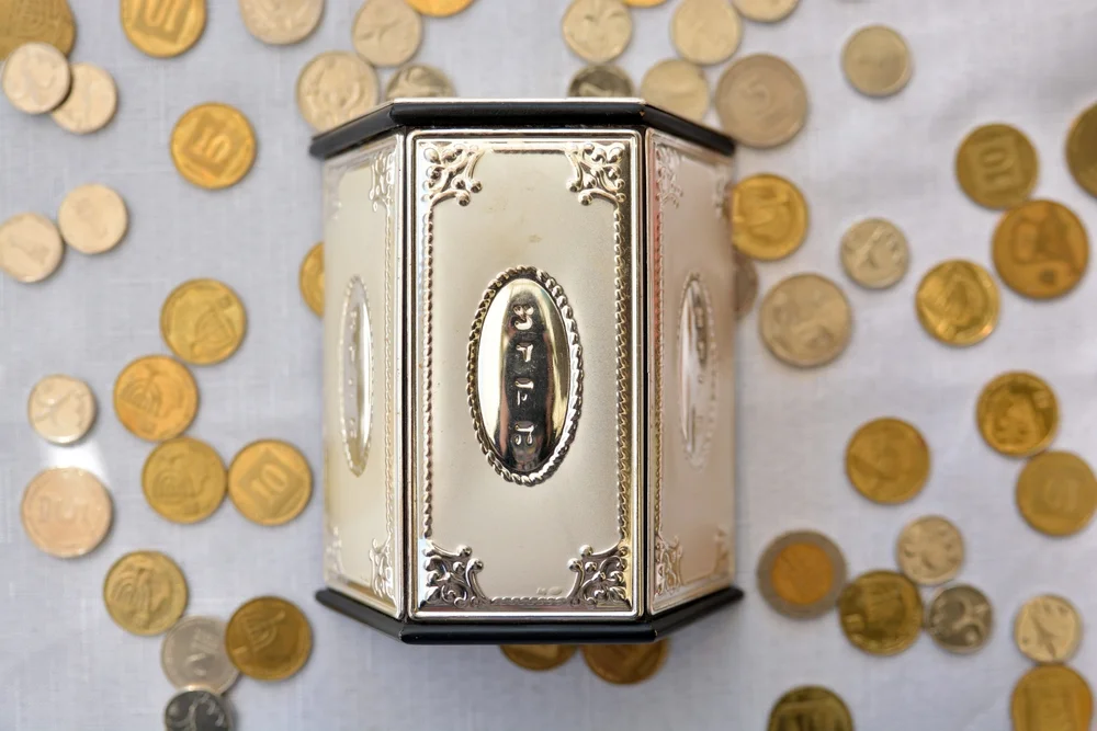 האם ניתן לדחות את קיום מצוות צדקה? הרב אברהם ישעיהו בן חמו משיב על השאלה 