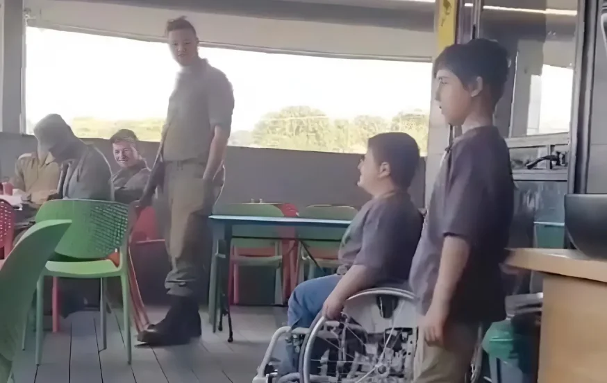 &nbsp;ישראל גולדרייך שר את מי שברך לחיילי צה״ל