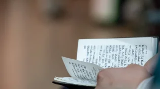 מה המצב ההלכתי לגבי דחיית תפילת ערבית?