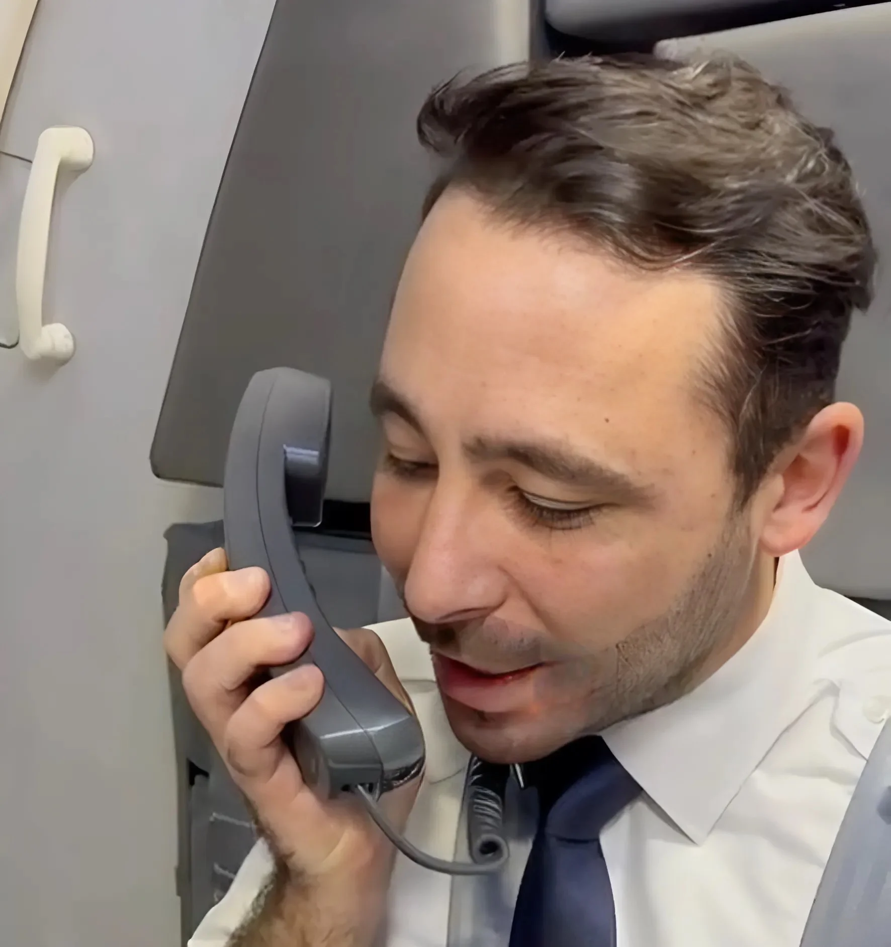 הדייל הראשי מברך את החסידים 