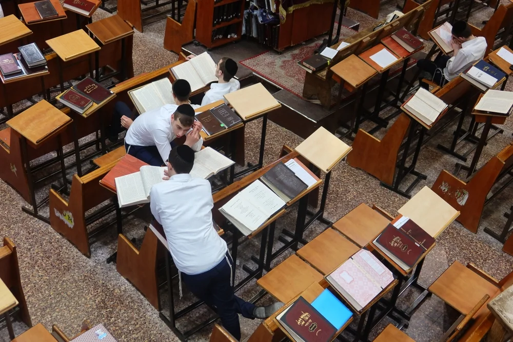 האם ניתן לדחות לימוד תורה בעדיפות לעבודה? הרב אברהם ישעיהו בן חמו משיב על השאלה 