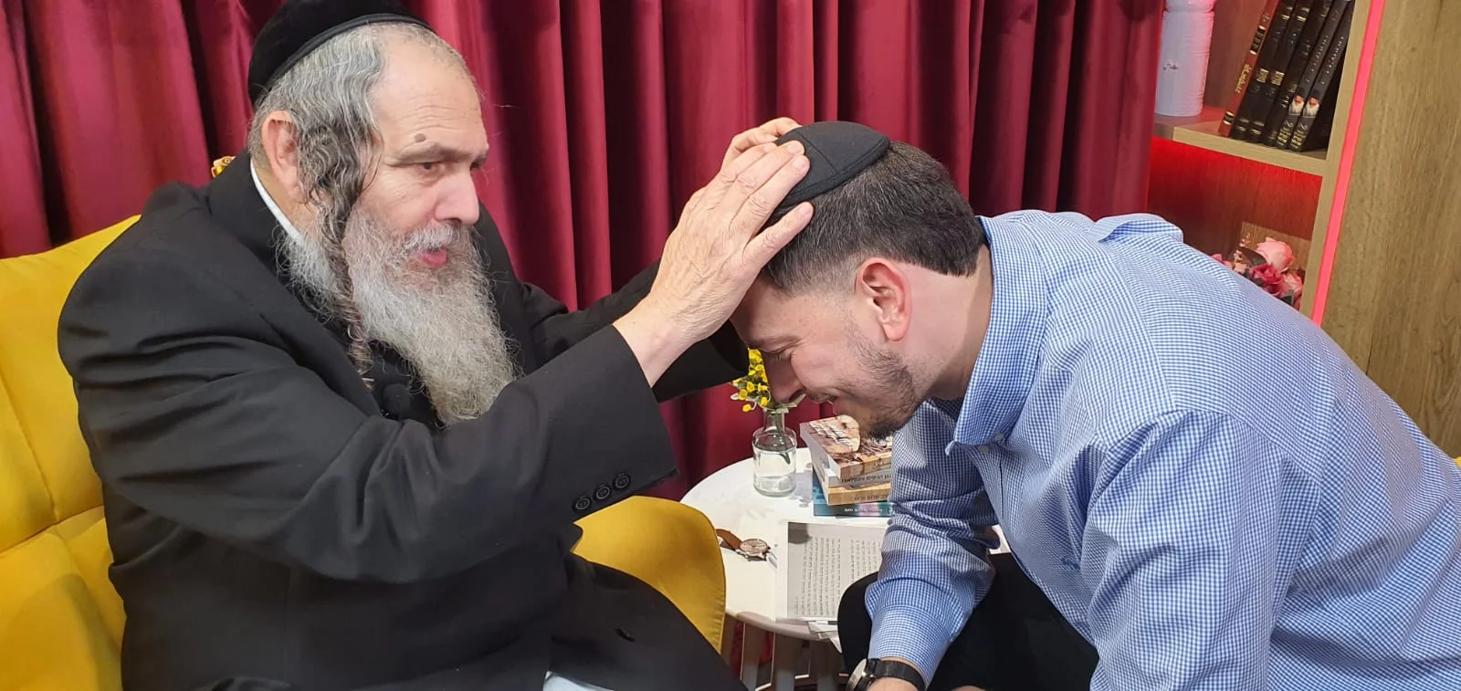 תיעוד: המפיק אהרון יוסף לצד הרב שלום ארוש | צפו תיעוד: המפיק אהרון יוסף לצד הרב שלום ארוש | צפו