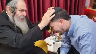 תיעוד: המפיק אהרון יוסף לצד הרב שלום ארוש | צפו