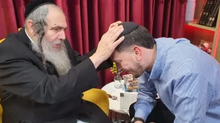 תיעוד: המפיק אהרון יוסף לצד הרב שלום ארוש | צפו