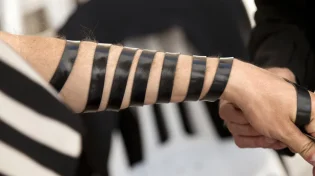 האם אפשר לדחות מצוות כמו תפילין במקרה של נסיעה?