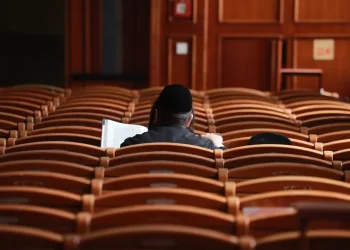 מה הדין לגבי דחיית לימוד תורה בזמן חגים? הרב אברהם ישעיהו בן חמו משיב על השאלה 