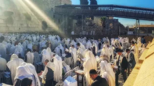 מה הדין לגבי דחיית תפילה במניין בשל נסיעה?