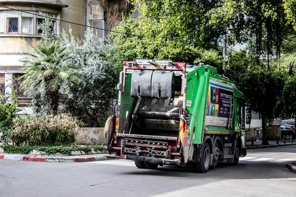 מדוע מרן עובדיה יוסף זצוק"ל נסע במשאית אשפה?
