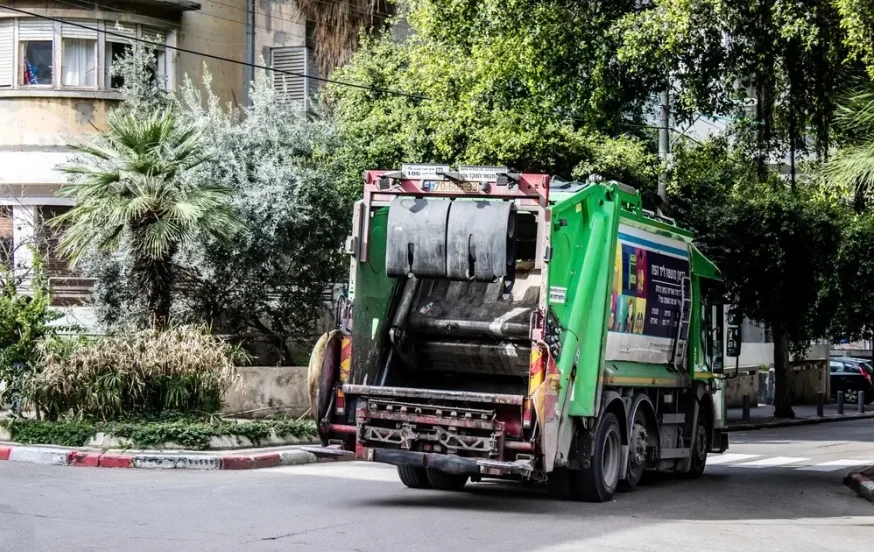 מדוע מרן עובדיה יוסף זצוק"ל נסע במשאית אשפה? מדוע מרן עובדיה יוסף זצוק"ל נסע במשאית אשפה?