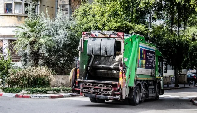 מדוע מרן עובדיה יוסף זצוק"ל נסע במשאית אשפה?