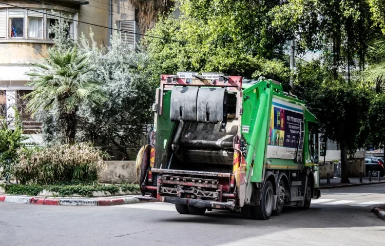 מדוע מרן עובדיה יוסף זצוק"ל נסע במשאית אשפה?