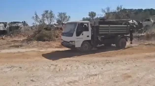 חיילי צה''ל עם משאית הטילים של חיזבאללה