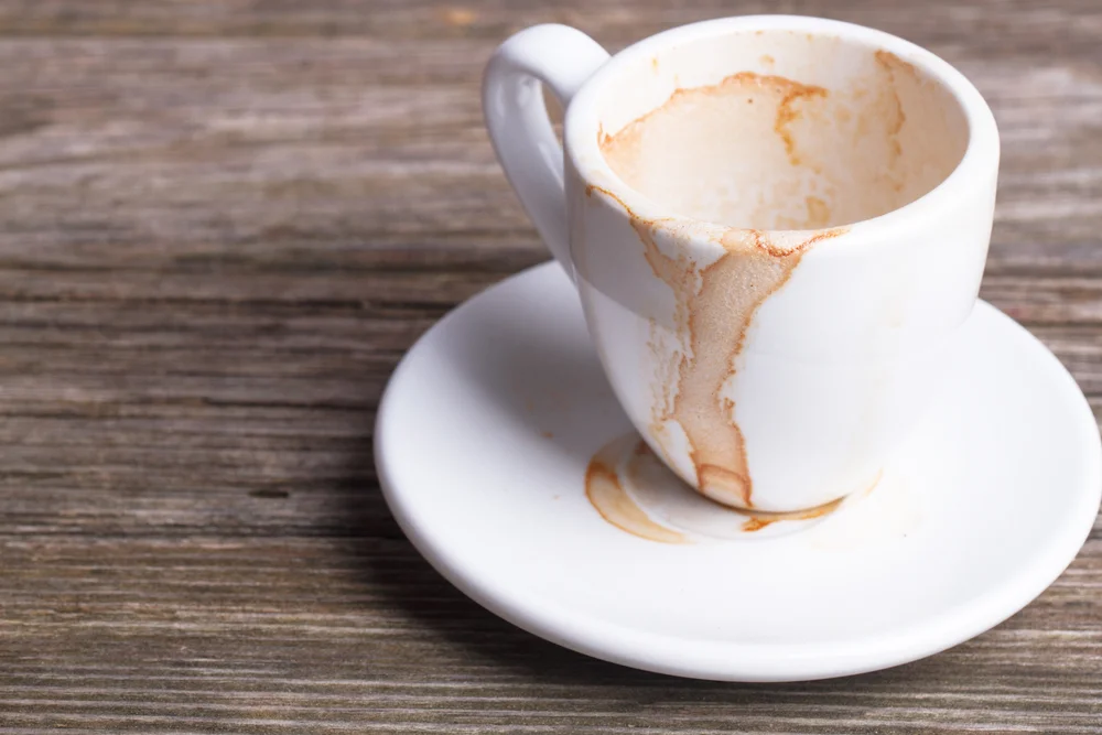 5 דרכים יעילות להורדת כתמי תה וקפה מספלים