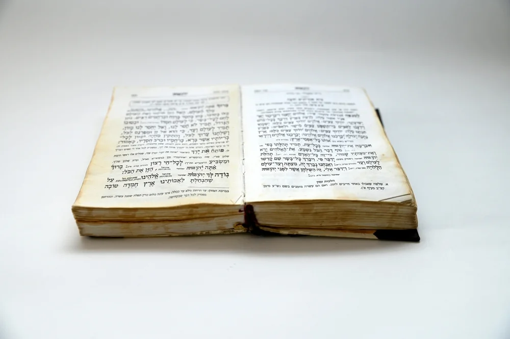 האם מותר להתפלל בעל פה? הרב אברהם ישעיהו בן חמו משיב על השאלה 